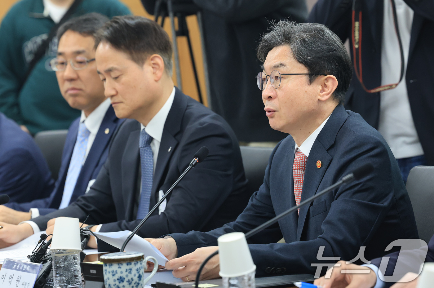 (서울=뉴스1) 임세영 기자 = 이억원 금융위원회 위원장이 1일 서울 종로구 정부서울청사에서 열린 가계부채 점검회의에서 모두발언을 하고 있다. 2026.4.1/뉴스1