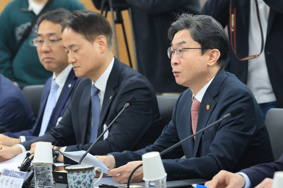 발언하는 이억원 금융위원장