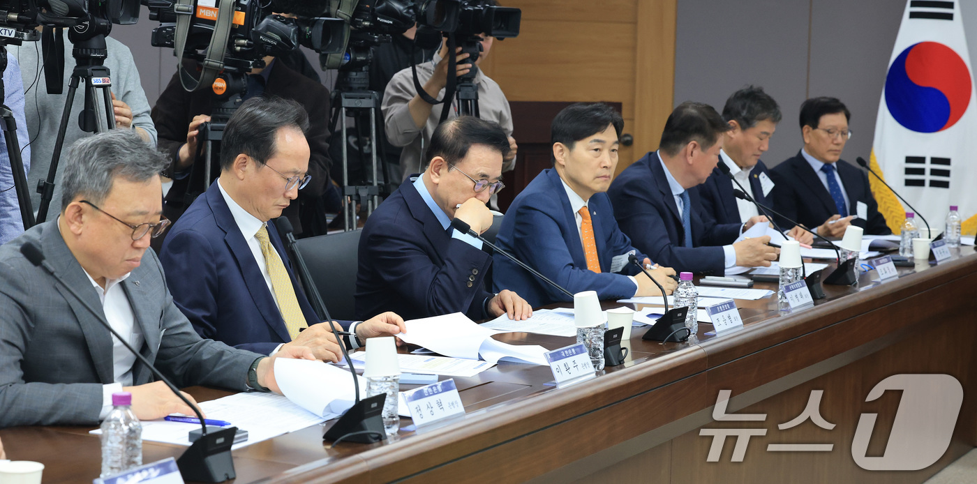 (서울=뉴스1) 임세영 기자 = 1일 서울 종로구 정부서울청사에서 열린 가계부채 점검회의에서 금융권 인사들이 이억원 금융위원장의 발언을 경청하고 있다. 2026.4.1/뉴스1