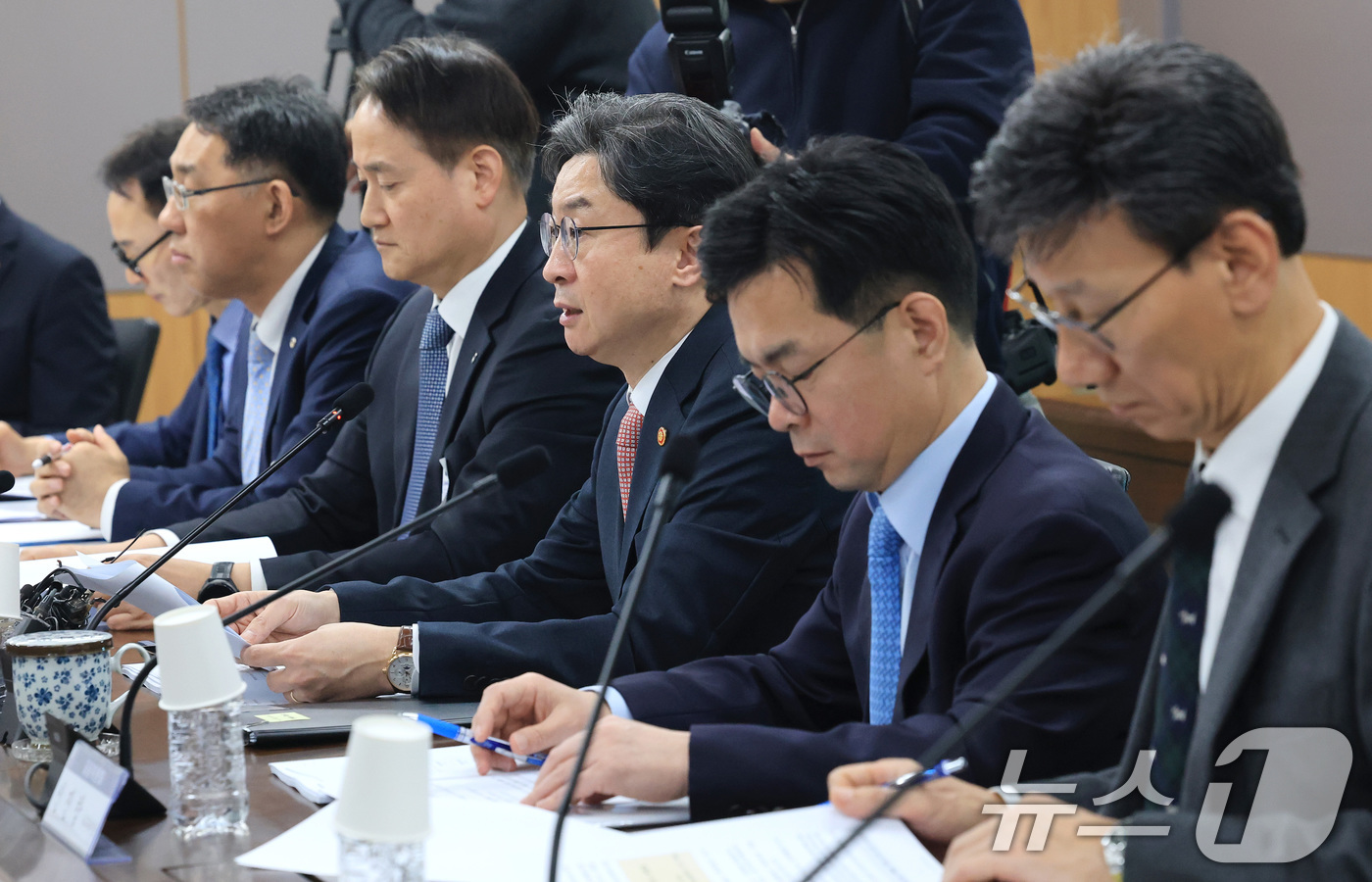 (서울=뉴스1) 임세영 기자 = 이억원 금융위원회 위원장이 1일 서울 종로구 정부서울청사에서 열린 가계부채 점검회의에서 모두발언을 하고 있다. 2026.4.1/뉴스1