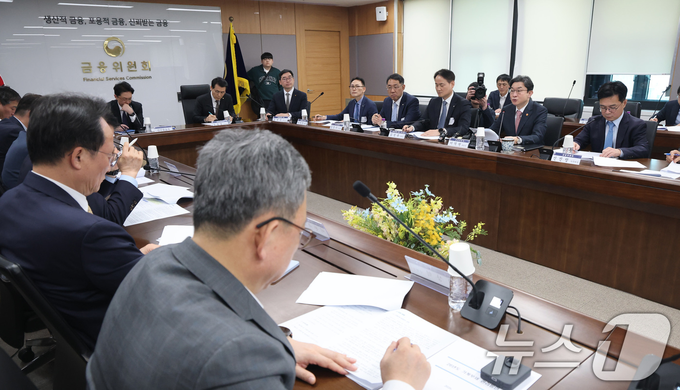 (서울=뉴스1) 임세영 기자 = 이억원 금융위원회 위원장이 1일 서울 종로구 정부서울청사에서 열린 가계부채 점검회의에서 모두발언을 하고 있다. 2026.4.1/뉴스1