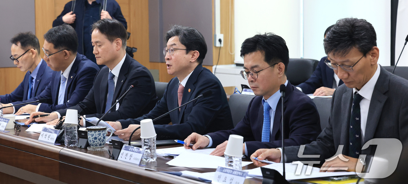 (서울=뉴스1) 임세영 기자 = 이억원 금융위원회 위원장이 1일 서울 종로구 정부서울청사에서 열린 가계부채 점검회의에서 모두발언을 하고 있다. 2026.4.1/뉴스1