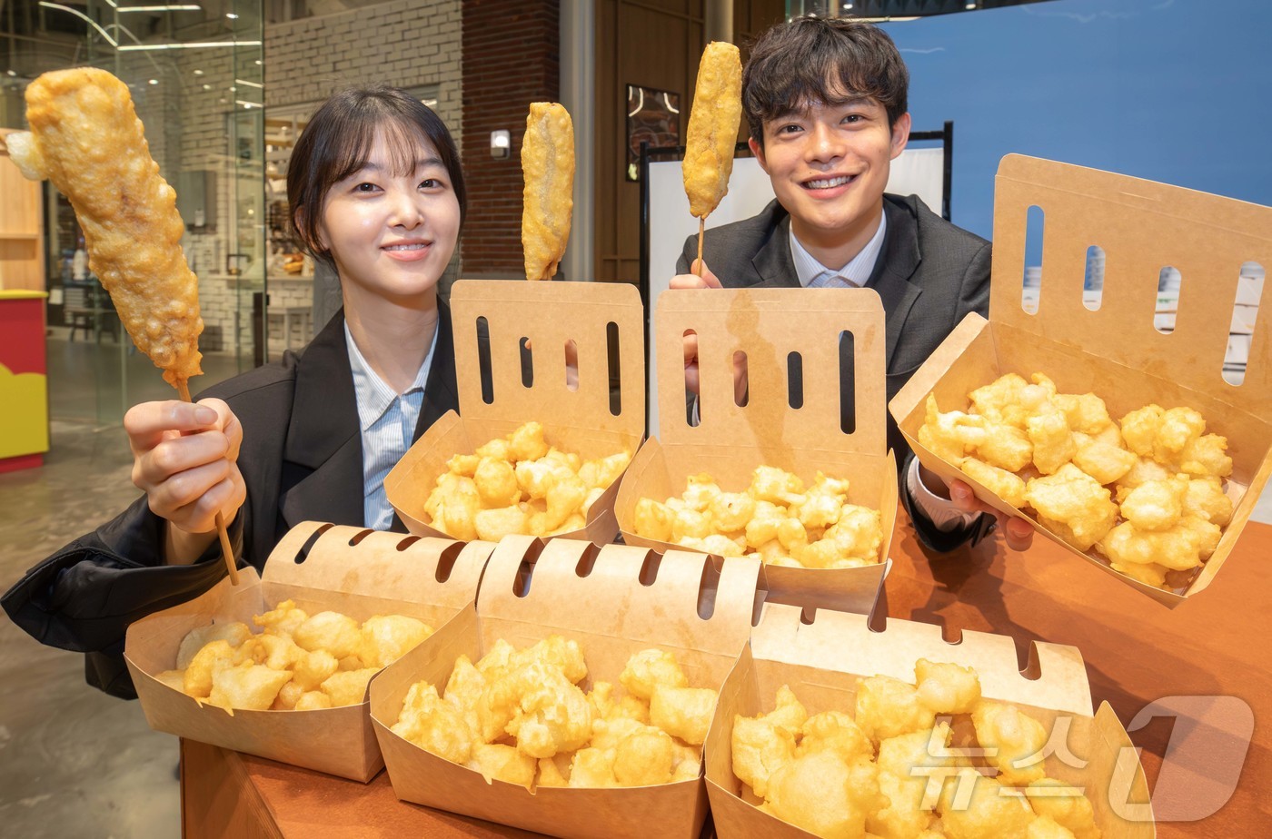 (서울=뉴스1) = 현대백화점이 오는 16일까지 더현대 서울 지하 1층에서 감자 디저트 브랜드 '강릉 길감자' 팝업스토어를 업계 최초로 진행한다고 1일 밝혔다. 사진은 직원들이 ' …