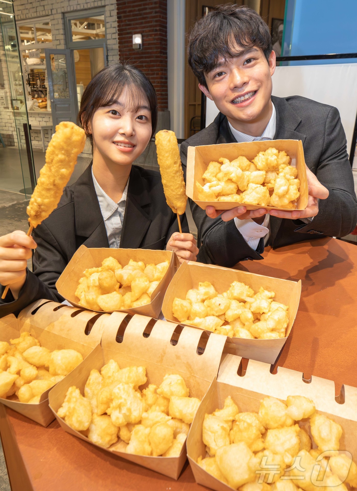 (서울=뉴스1) = 현대백화점이 오는 16일까지 더현대 서울 지하 1층에서 감자 디저트 브랜드 '강릉 길감자' 팝업스토어를 업계 최초로 진행한다고 1일 밝혔다. 사진은 직원들이 ' …