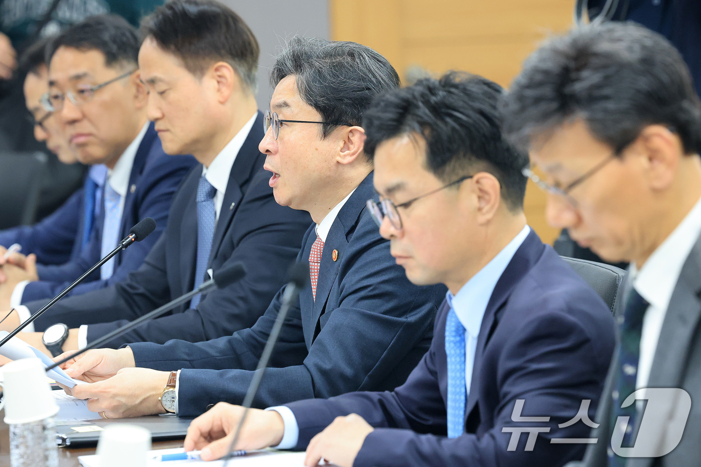 (서울=뉴스1) 임세영 기자 = 이억원 금융위원회 위원장이 1일 서울 종로구 정부서울청사에서 열린 가계부채 점검회의에서 모두발언을 하고 있다. 2026.4.1/뉴스1