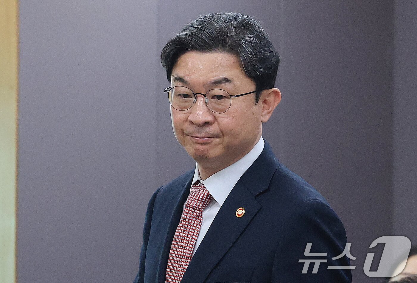 본문 이미지 - 이억원 금융위원회 위원장이 1일 서울 종로구 정부서울청사에서 열린 가계부채 점검회의에 참석하고 있다. 2026.4.1 ⓒ 뉴스1 임세영 기자