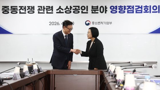 악수하는 한성숙 장관·송치영 소상공인연합회장