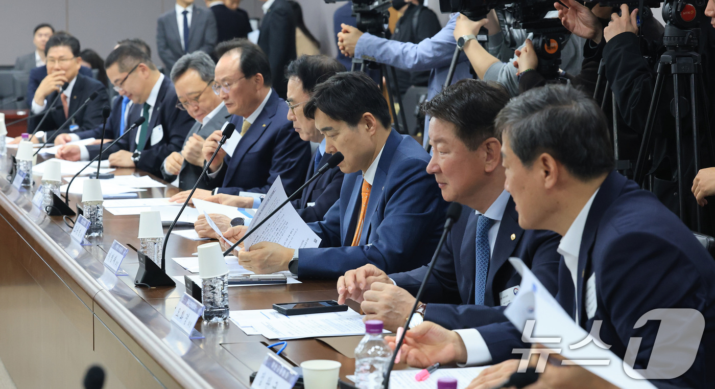 (서울=뉴스1) 임세영 기자 = 1일 서울 종로구 정부서울청사에서 열린 가계부채 점검회의에서 금융권 인사들이 이억원 금융위원장의 발언을 경청하고 있다. 2026.4.1/뉴스1