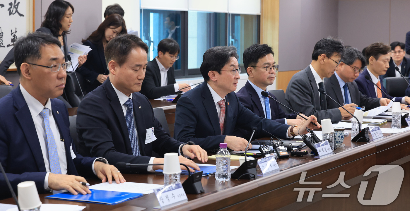 (서울=뉴스1) 임세영 기자 = 이억원 금융위원회 위원장이 1일 서울 종로구 정부서울청사에서 열린 가계부채 점검회의에서 모두발언을 하고 있다. 2026.4.1/뉴스1