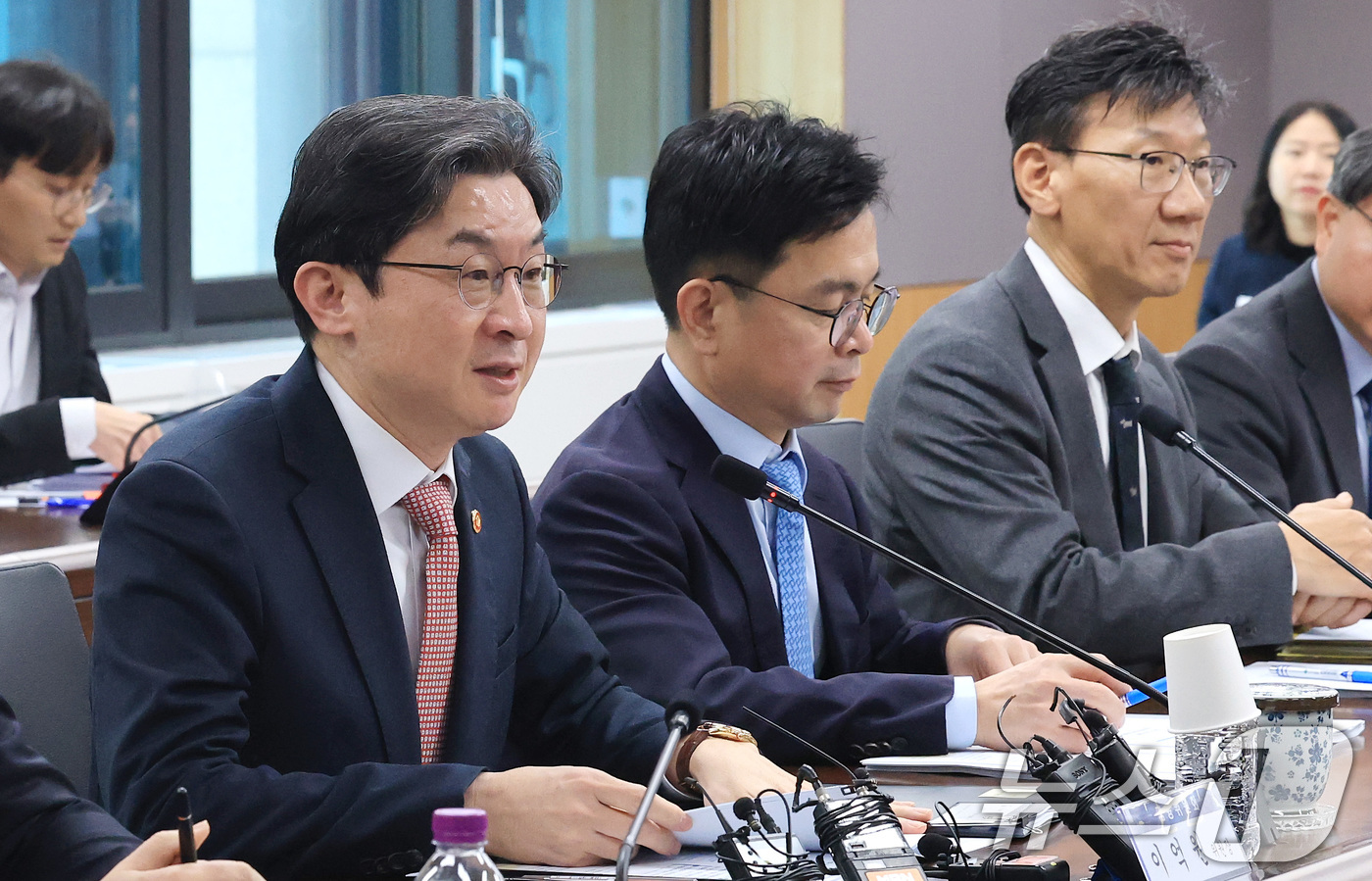 (서울=뉴스1) 임세영 기자 = 이억원 금융위원회 위원장이 1일 서울 종로구 정부서울청사에서 열린 가계부채 점검회의에서 모두발언을 하고 있다. 2026.4.1/뉴스1