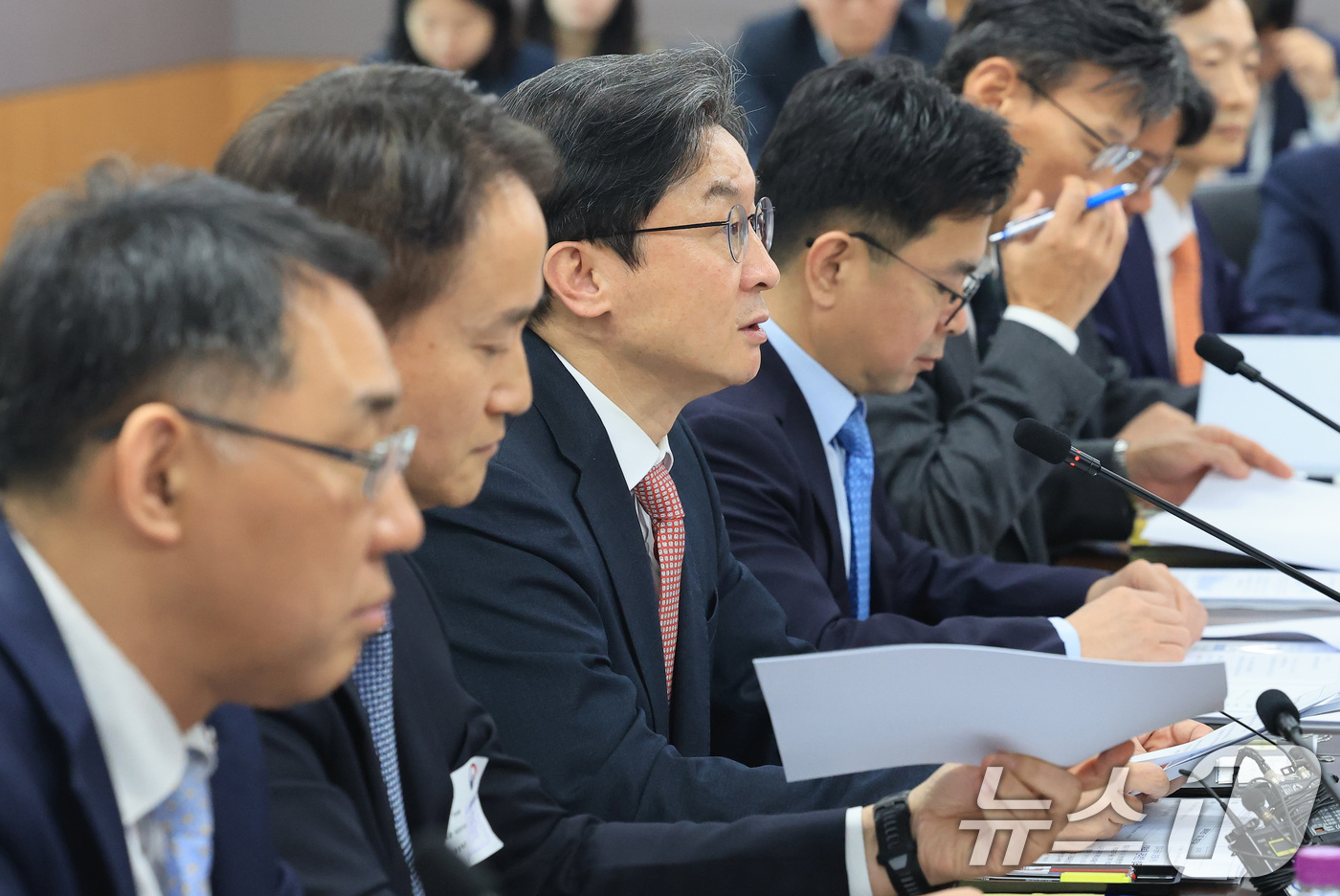 (서울=뉴스1) 임세영 기자 = 이억원 금융위원회 위원장이 1일 서울 종로구 정부서울청사에서 열린 가계부채 점검회의에서 모두발언을 하고 있다. 2026.4.1/뉴스1