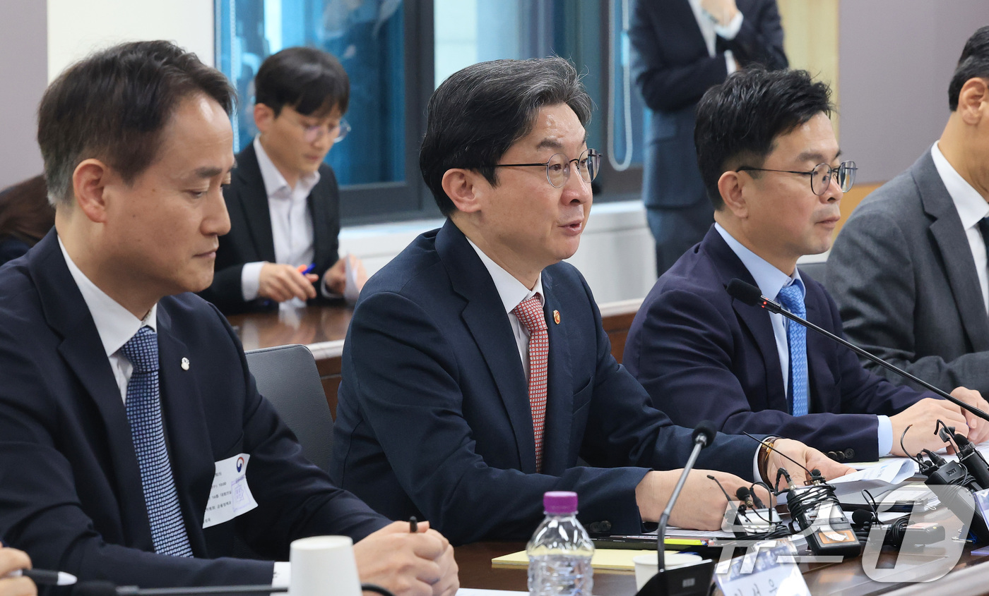 (서울=뉴스1) 임세영 기자 = 이억원 금융위원회 위원장이 1일 서울 종로구 정부서울청사에서 열린 가계부채 점검회의에서 모두발언을 하고 있다. 2026.4.1/뉴스1