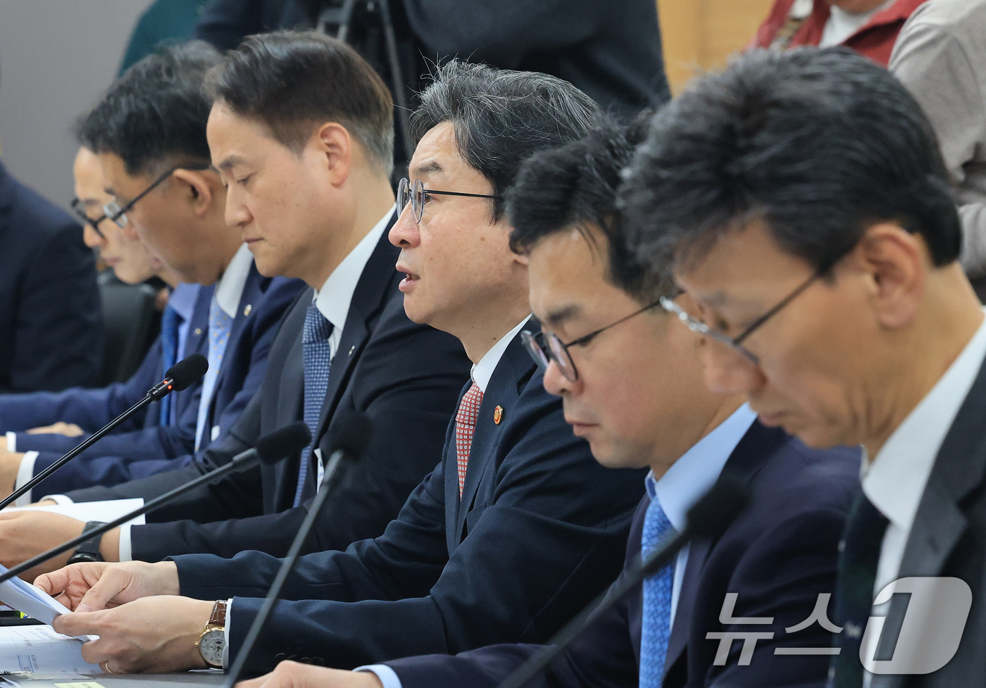 (서울=뉴스1) 임세영 기자 = 이억원 금융위원회 위원장이 1일 서울 종로구 정부서울청사에서 열린 가계부채 점검회의에서 모두발언을 하고 있다. 2026.4.1/뉴스1