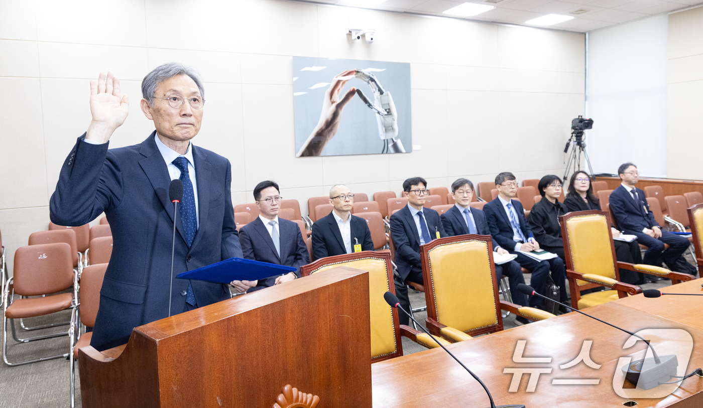 (서울=뉴스1) 이승배 기자 = 고광헌 방송미디어통신심의위원회 위원장 후보자가 1일 서울 여의도 국회에서 열린 제433회국회(임시회) 과학기술정보방송통신위원회 인사청문회에 출석해 …