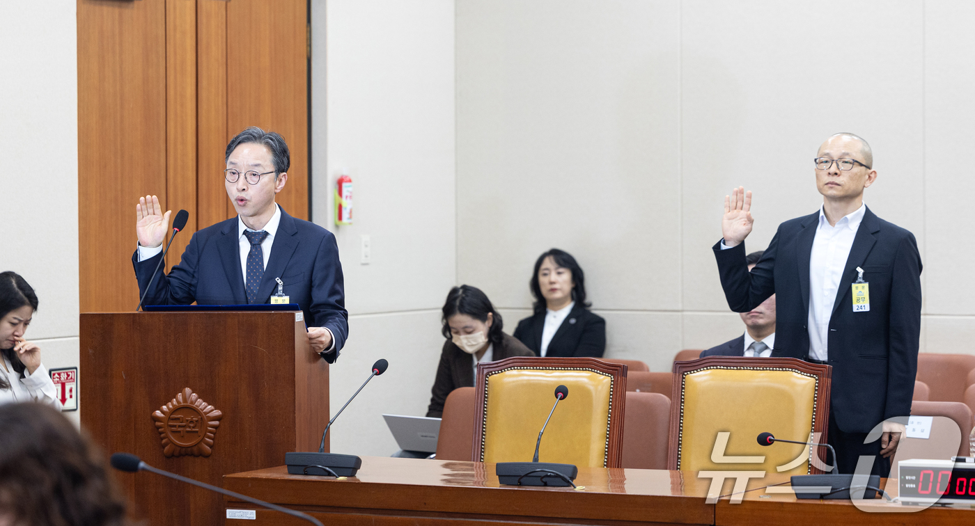 (서울=뉴스1) 이승배 기자 = 박종현 방미심위 감사실장과 류희림 전 방송통신심의위원회 위원장의 민원사주 의혹을 폭로한 직원 탁동삼 씨가 1일 서울 여의도 국회에서 열린 제433회 …