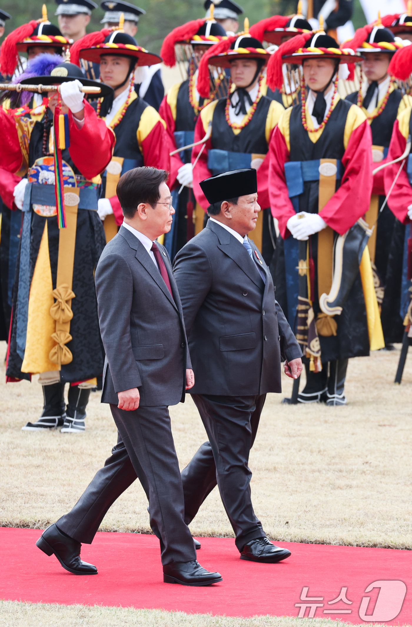 (서울=뉴스1) 이재명 기자 = 이재명 대통령과 프라보워 수비안토 인도네시아 대통령이 1일 청와대에서 열린 공식 환영식에서 의장대를 사열하고 있다. 2026.4.1/뉴스1
