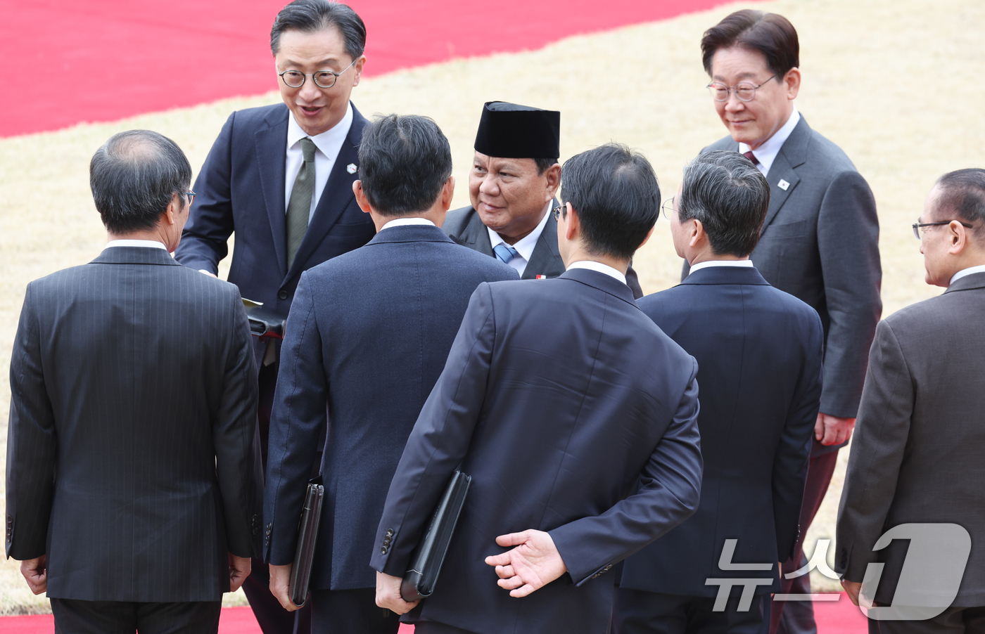 (서울=뉴스1) 이재명 기자 = 이재명 대통령과 프라보워 수비안토 인도네시아 대통령이 1일 청와대에서 열린 공식 환영식에서 참석자들과 인사하고 있다. 2026.4.1/뉴스1