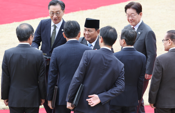 한국 측 인사들과 인사하는 프라보워 수비안토 인도네시아 대통령
