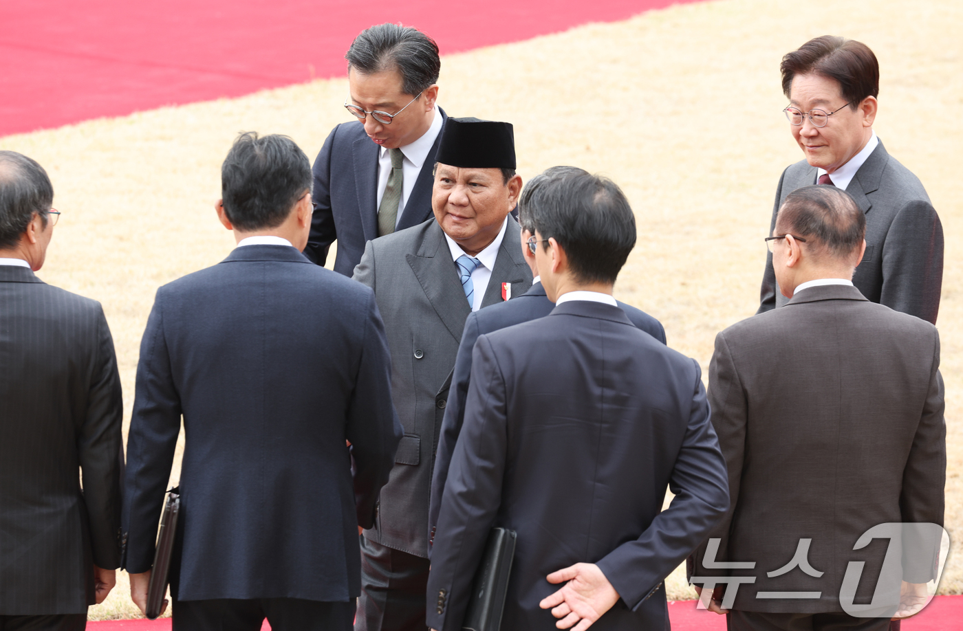 (서울=뉴스1) 이재명 기자 = 이재명 대통령과 프라보워 수비안토 인도네시아 대통령이 1일 청와대에서 열린 공식 환영식에서 참석자들과 인사하고 있다. 2026.4.1/뉴스1