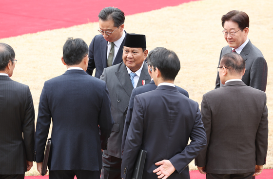 한국 측 인사들과 인사하는 프라보워 수비안토 인도네시아 대통령