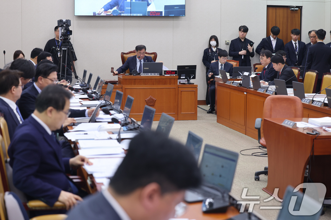 (서울=뉴스1) 신웅수 기자 = 맹성규 위원장이 1일 서울 여의도 국회에서 열린 국토교통위원회 전체회의에서 의사봉을 두드리고 있다. 2026.4.1/뉴스1