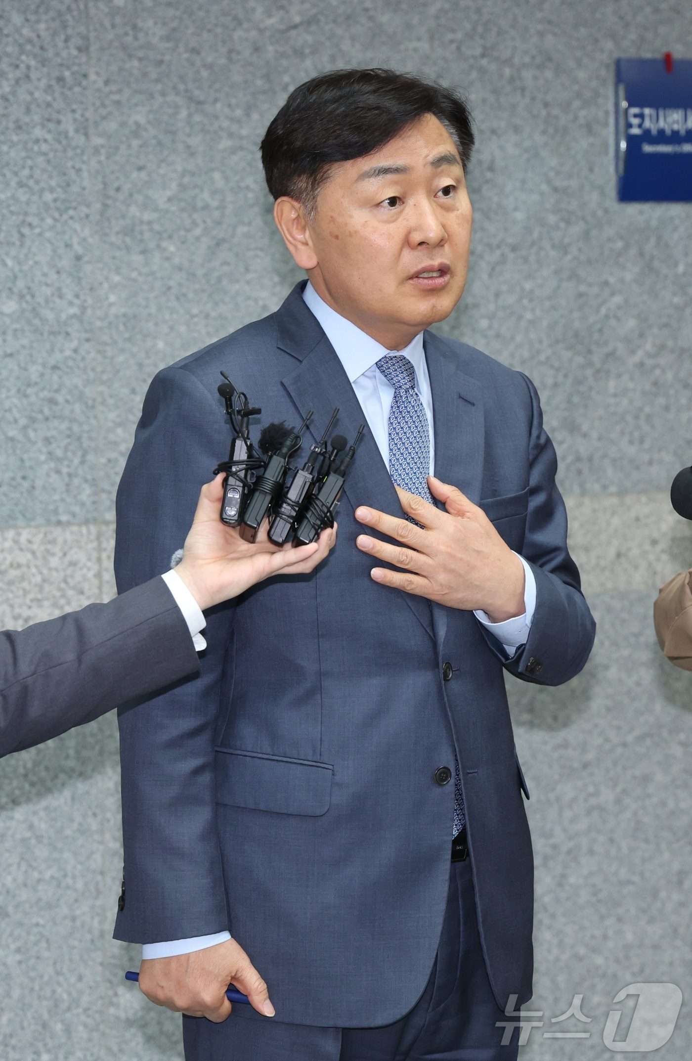 (전주=뉴스1) 유경석 기자 = 김관영 전북특별자치도지사가 1일 전북 전주시 전북특별자치도청 도지사실 앞에서 취재진의 돈 봉투 의혹 관련 질의에 답변을 하고 있다. 2026.4.1 …