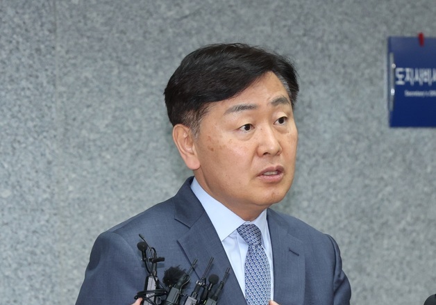 \'돈 봉투 의혹\' 관련 질의에 답변하는 김관영 도지사