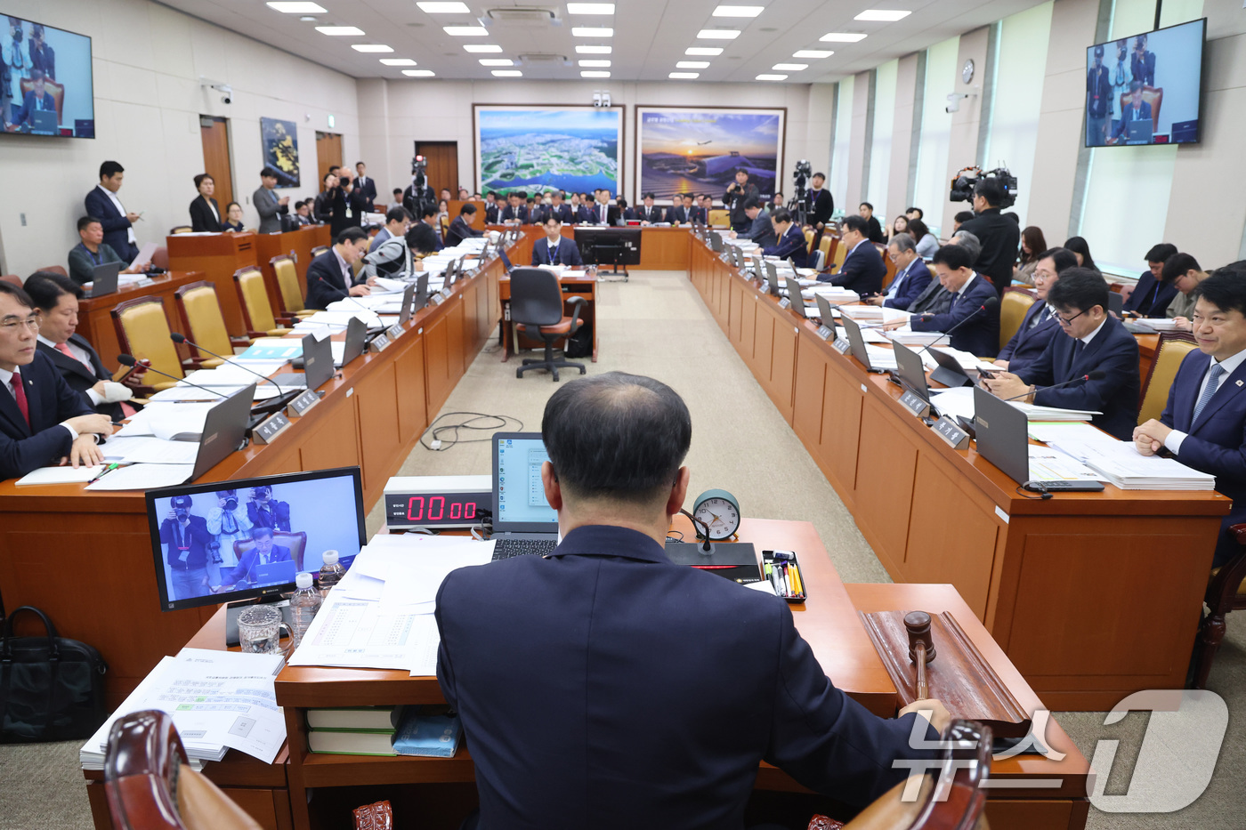 (서울=뉴스1) 신웅수 기자 = 맹성규 위원장이 1일 서울 여의도 국회에서 열린 국토교통위원회 전체회의에서 의사봉을 두드리고 있다. 2026.4.1/뉴스1