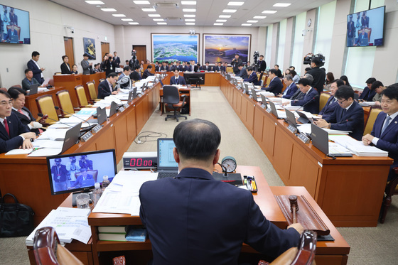 안건 의결하는 맹성규 위원장