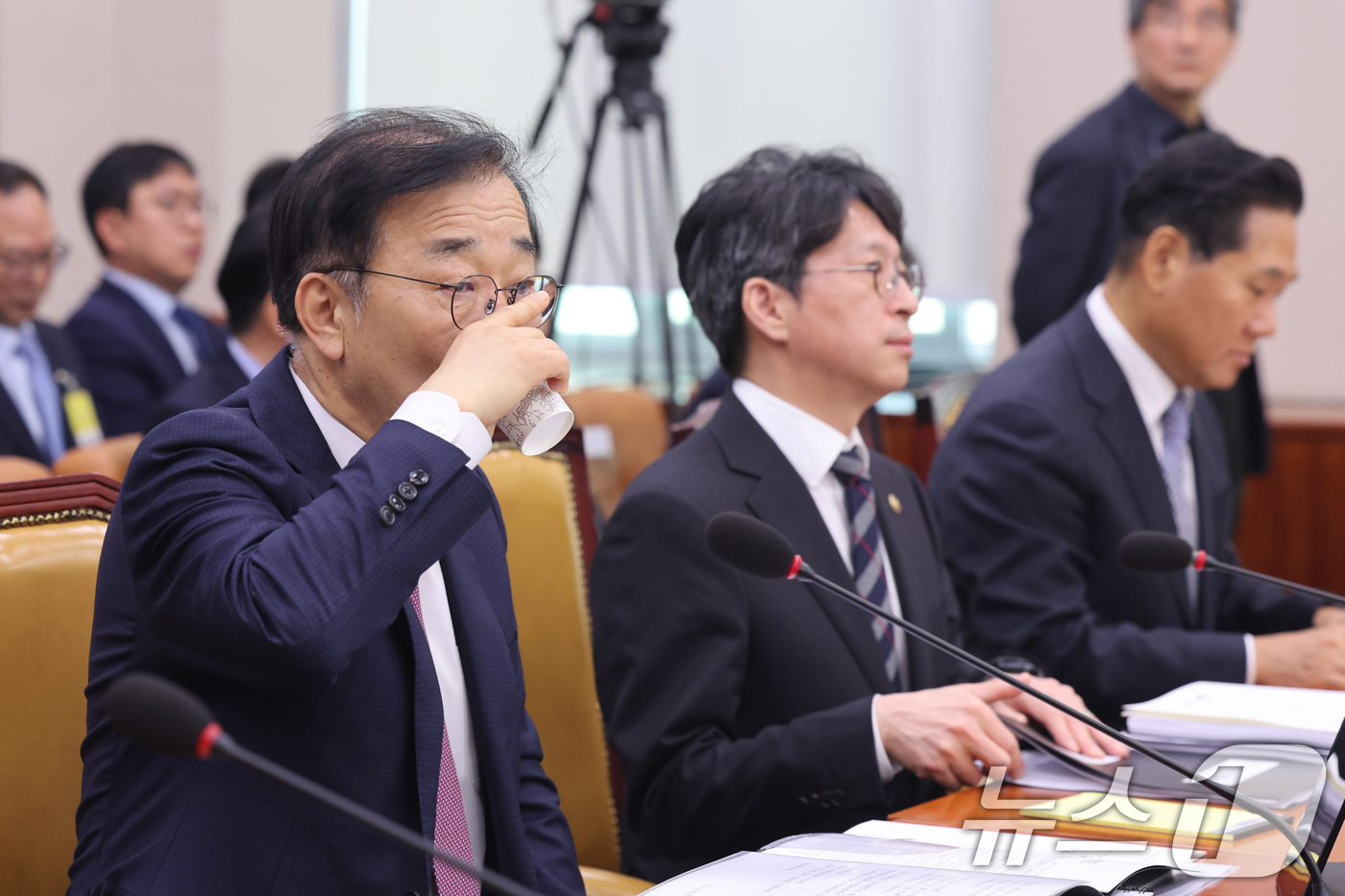 (서울=뉴스1) 신웅수 기자 = 김윤덕 국토교통부 장관이 1일 서울 여의도 국회에서 열린 국토교통위원회 전체회의에서 목을 축이고 있다. 2026.4.1/뉴스1