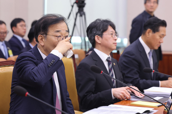 목 축이는 김윤덕 장관