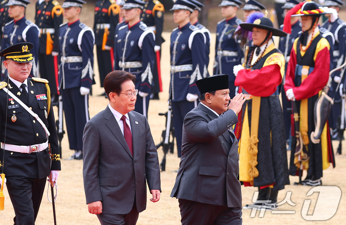 (서울=뉴스1) 이재명 기자 = 이재명 대통령과 프라보워 수비안토 인도네시아 대통령이 1일 청와대에서 열린 공식 환영식에서 의장대를 사열하고 있다. 2026.4.1/뉴스1
