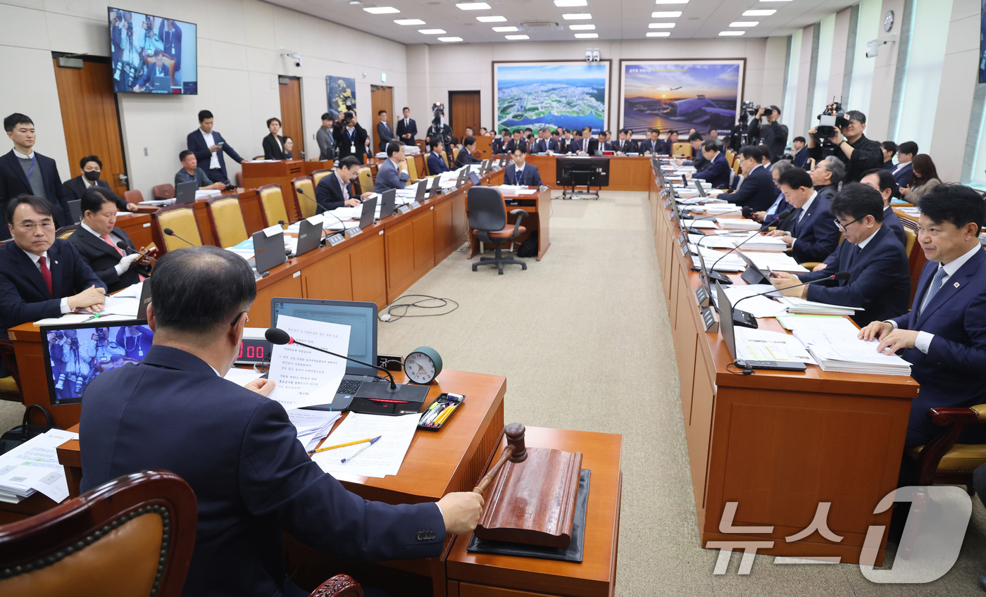 (서울=뉴스1) 신웅수 기자 = 맹성규 위원장이 1일 서울 여의도 국회에서 열린 국토교통위원회 전체회의에서 의사봉을 두드리고 있다. 2026.4.1/뉴스1