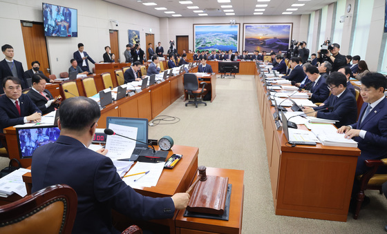 의사봉 두드리는 맹성규 위원장