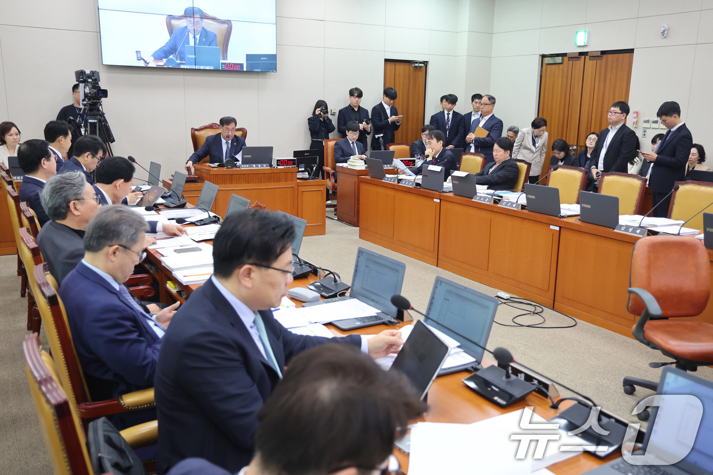 (서울=뉴스1) 신웅수 기자 = 맹성규 위원장이 1일 서울 여의도 국회에서 열린 국토교통위원회 전체회의에서 의사봉을 두드리고 있다. 2026.4.1/뉴스1