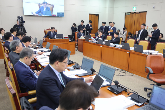 국토교통위원회 주재하는 맹성규 위원장