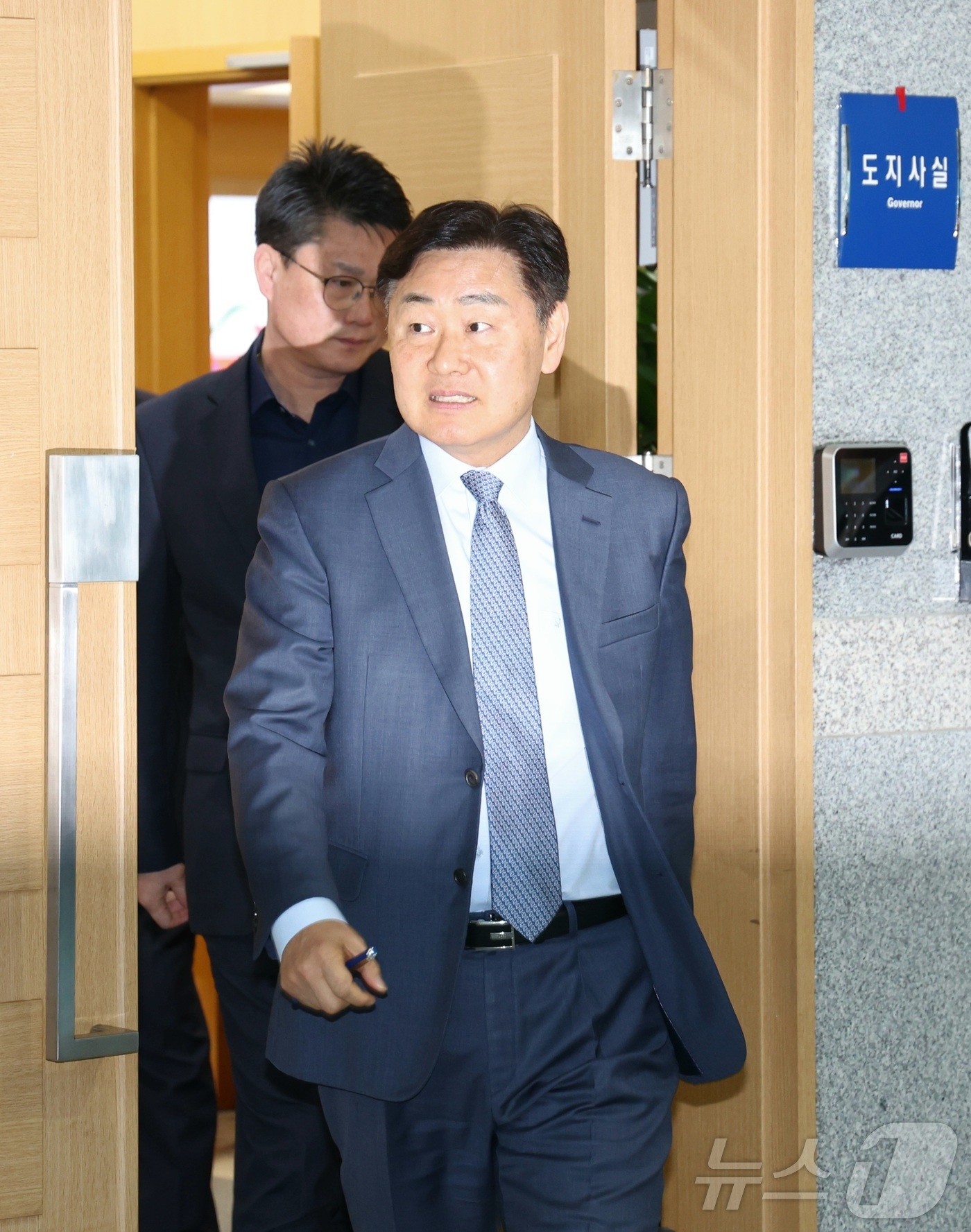 (전주=뉴스1) 유경석 기자 = 김관영 전북특별자치도지사가 1일 전북 전주시 전북특별자치도청에서 취재진의 돈 봉투 살포 의혹 관련 질의에 답변을 하기위해 도지사실을 나서고 있다. …