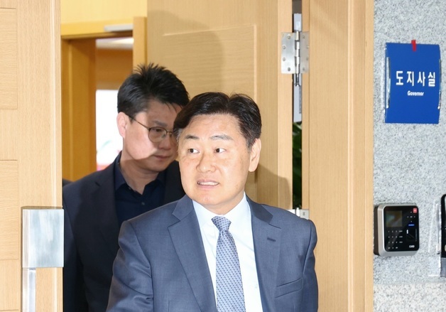 입장 밝히기 위해 도지사실 나오는 김관영 도지사