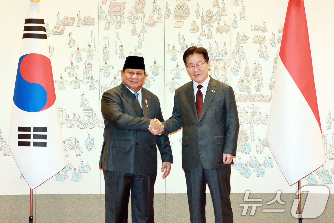 (서울=뉴스1) 이재명 기자 = 이재명 대통령과 프라보워 수비안토 인도네시아 대통령이 1일 청와대에서 정상회담에 앞서 기념촬영을 하고 있다. 2026.4.1/뉴스1