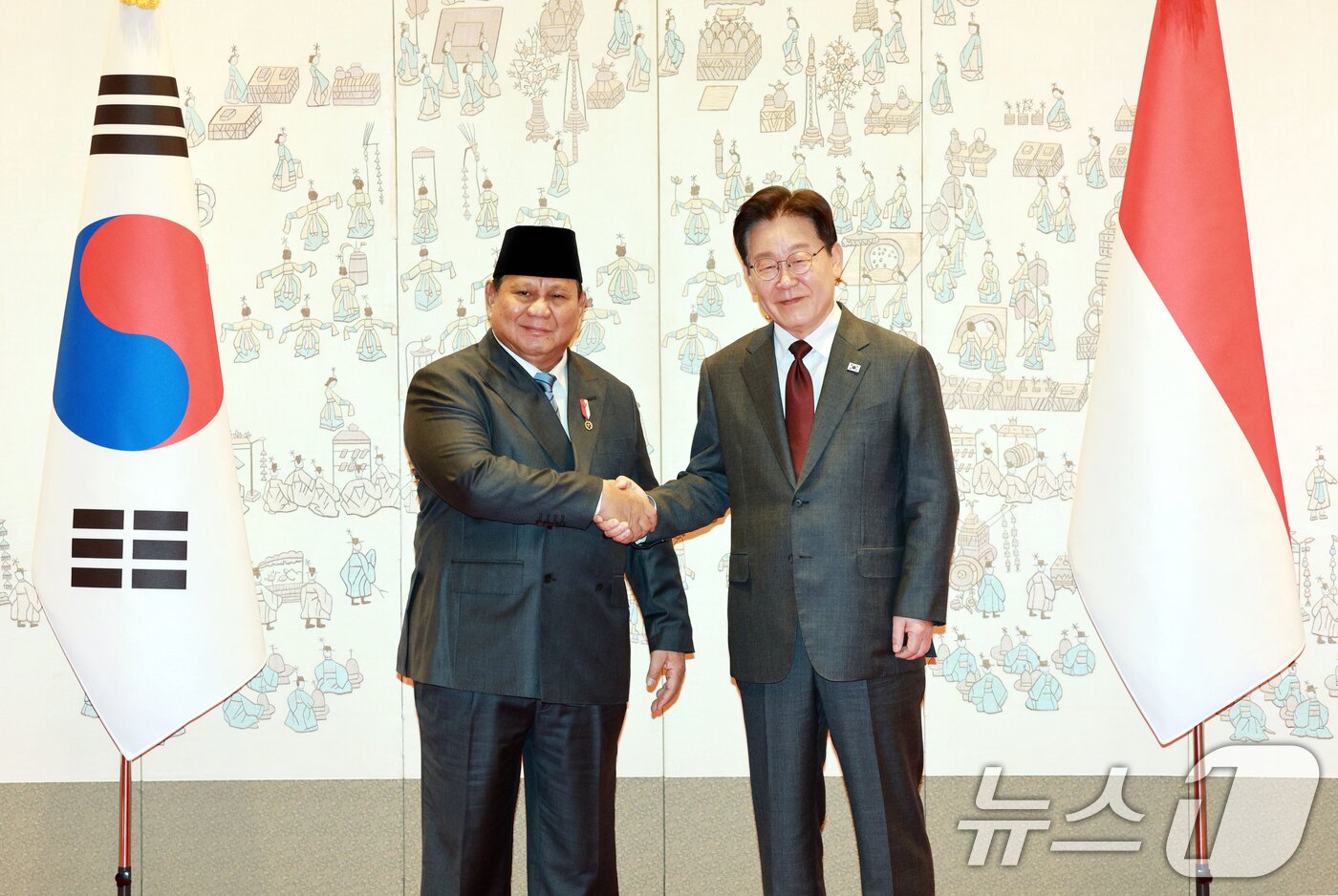 본문 이미지 - 이재명 대통령과 프라보워 수비안토 인도네시아 대통령이 1일 청와대에서 정상회담에 앞서 기념촬영을 하고 있다. 2026.4.1 ⓒ 뉴스1 이재명 기자