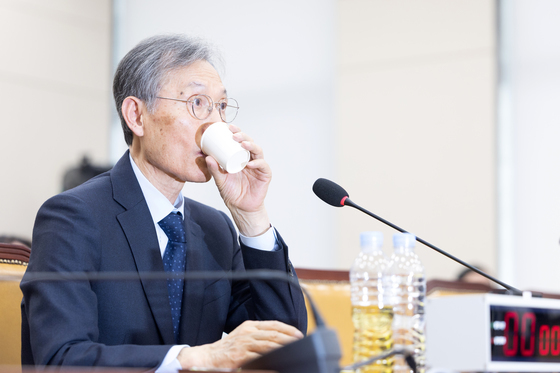 목 축이는 고광헌 후보자