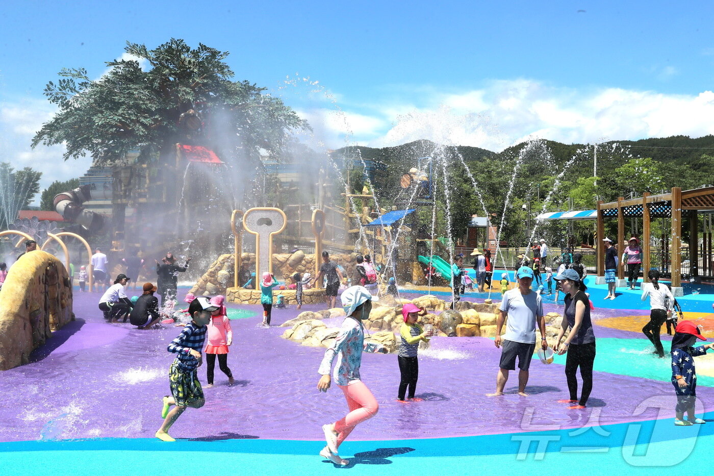 본문 이미지 - 빠르게 이동하는 일정 대신 숲길을 걷고, 계곡에 머무는 느린 여행이 확산되는 가운데 의성군이 사찰·계곡·마을·로컬 미식을 한 동선에 담은 체류형 여행지로 주목받고 있다. 사진은 조문국박물관 놀이장/뉴스1