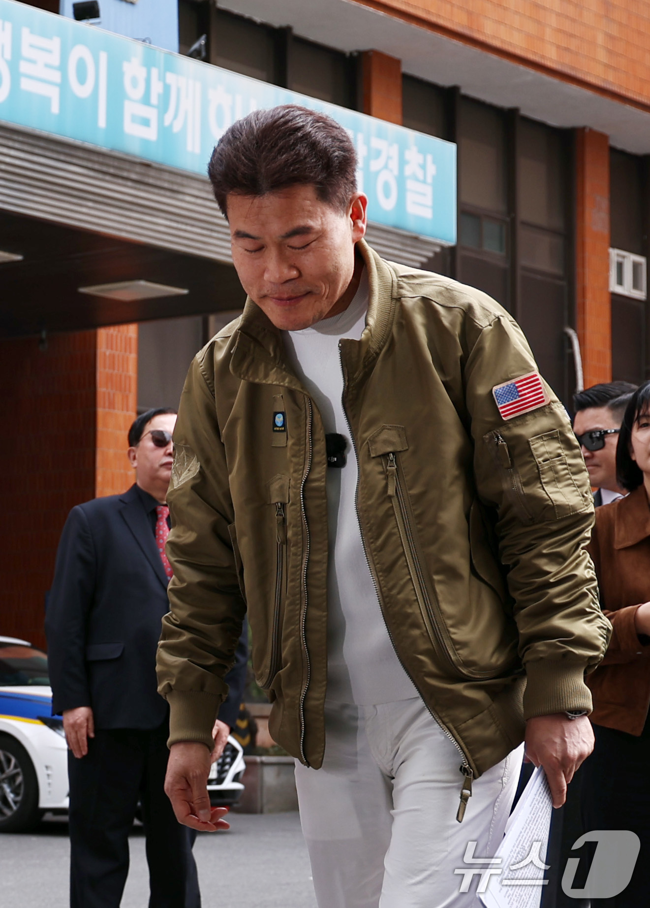 (서울=뉴스1) 구윤성 기자 = 보수 성향 유튜버 전한길씨가 1일 오전 서울 동작경찰서에서 이재명 대통령에 대한 허위사실을 유포한 혐의 등으로 조사를 받기 위해 출석하고 있다. 2 …