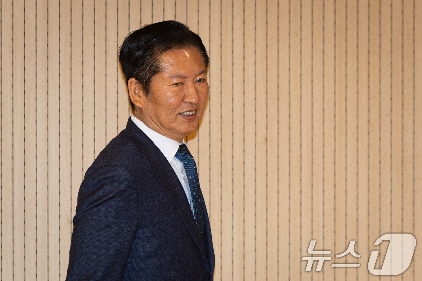 (철원=뉴스1) 유승관 기자 = 정청래 더불어민주당 대표가 1일 강원도 철원군 새마을금고 본점에서 열린 강원 민생 현장 최고위원회의에 참석하고 있다. 2026.4.1/뉴스1