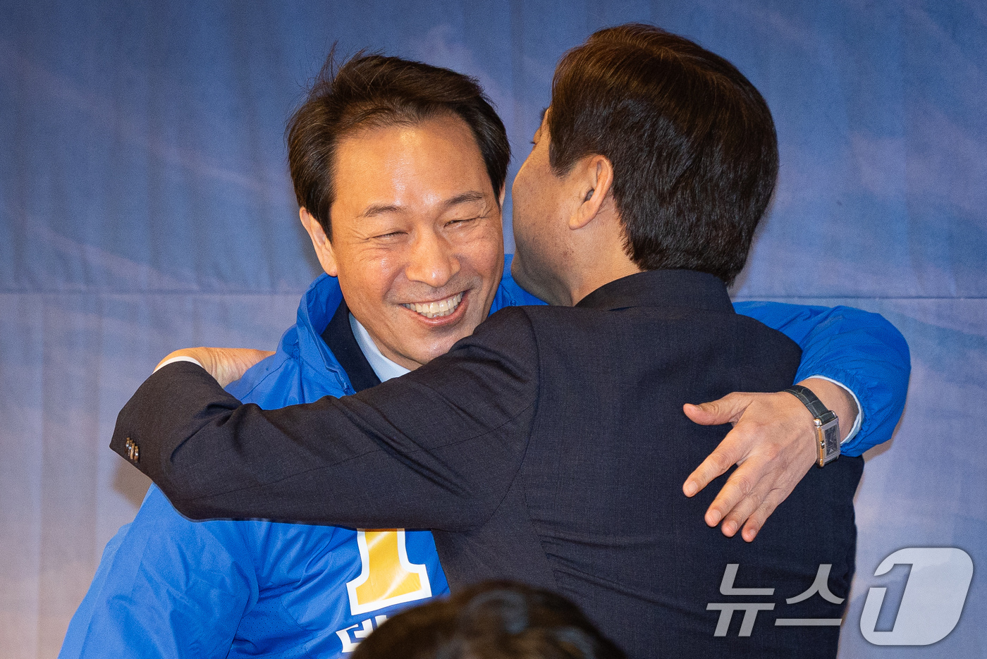 (철원=뉴스1) 유승관 기자 = 우상호 더불어민주당 강원특별자치도지사 예비후보와 황명선 최고위원이 1일 강원도 철원군 새마을금고 본점에서 열린 강원 민생 현장 최고위원회의에 앞서 …