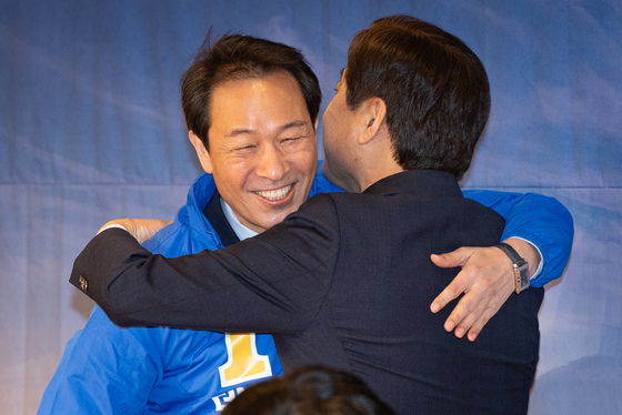 황명선 최고위원과 포옹하는 우상호 강원지사 예비후보
