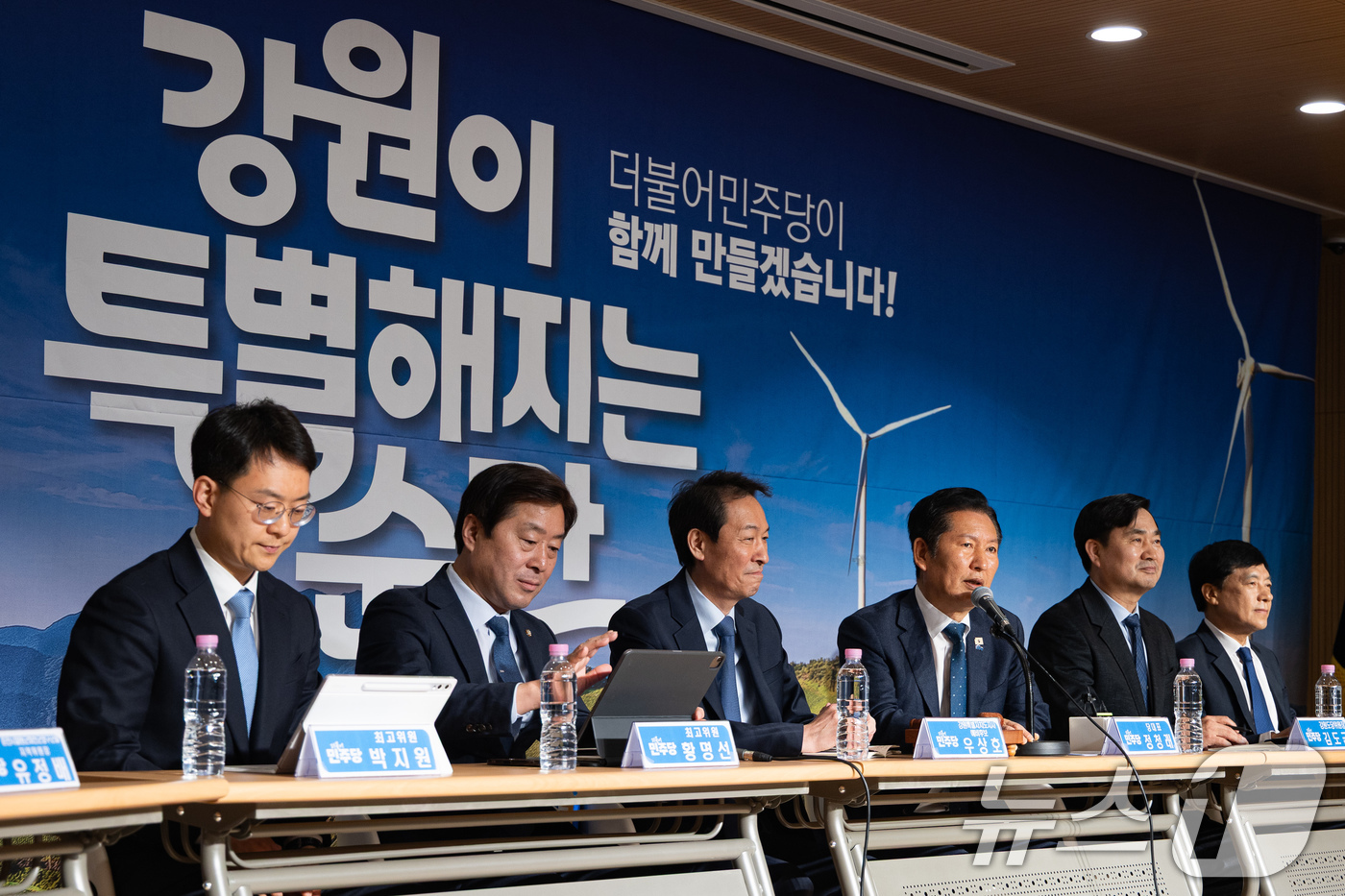 (철원=뉴스1) 유승관 기자 = 정청래 더불어민주당 대표가 1일 강원도 철원군 새마을금고 본점에서 열린 강원 민생 현장 최고위원회의에서 모두 발언을 하고 있다. 2026.4.1/뉴 …