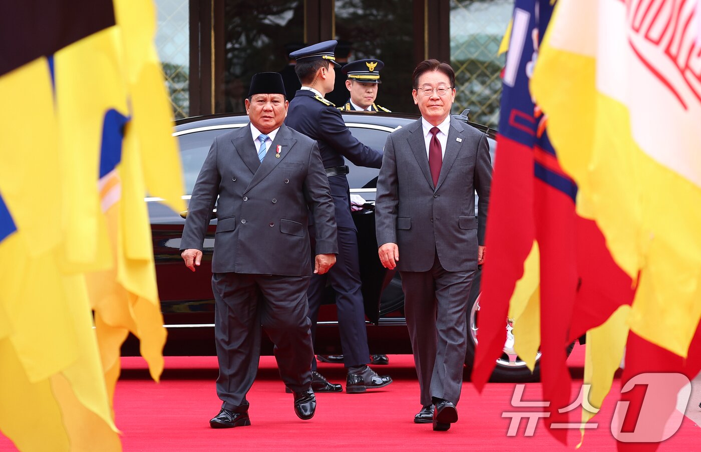 본문 이미지 - 이재명 대통령이 1일 청와대에서 국빈 방한한 프라보워 수비안토 인도네시아 대통령을 영접하고 있다. 2026.4.1 ⓒ 뉴스1 이재명 기자