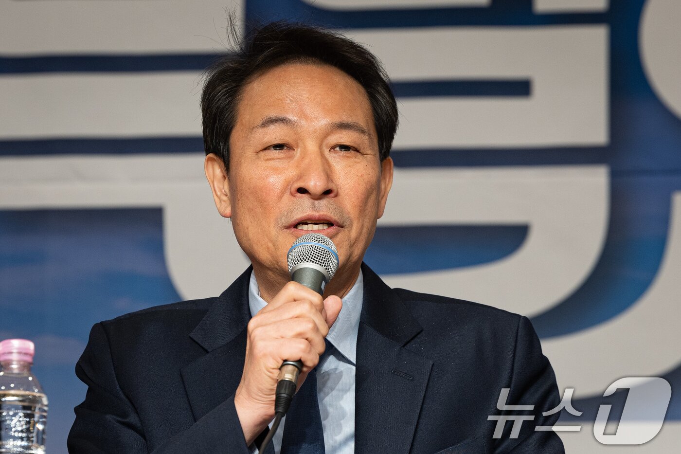 본문 이미지 - 우상호 더불어민주당 강원특별자치도지사 예비후보가 지난 1일 강원도 철원군 새마을금고 본점에서 열린 강원 민생 현장 최고위원회의에서 모두 발언을 하고 있다. 2026.4.1 ⓒ 뉴스1 유승관 기자