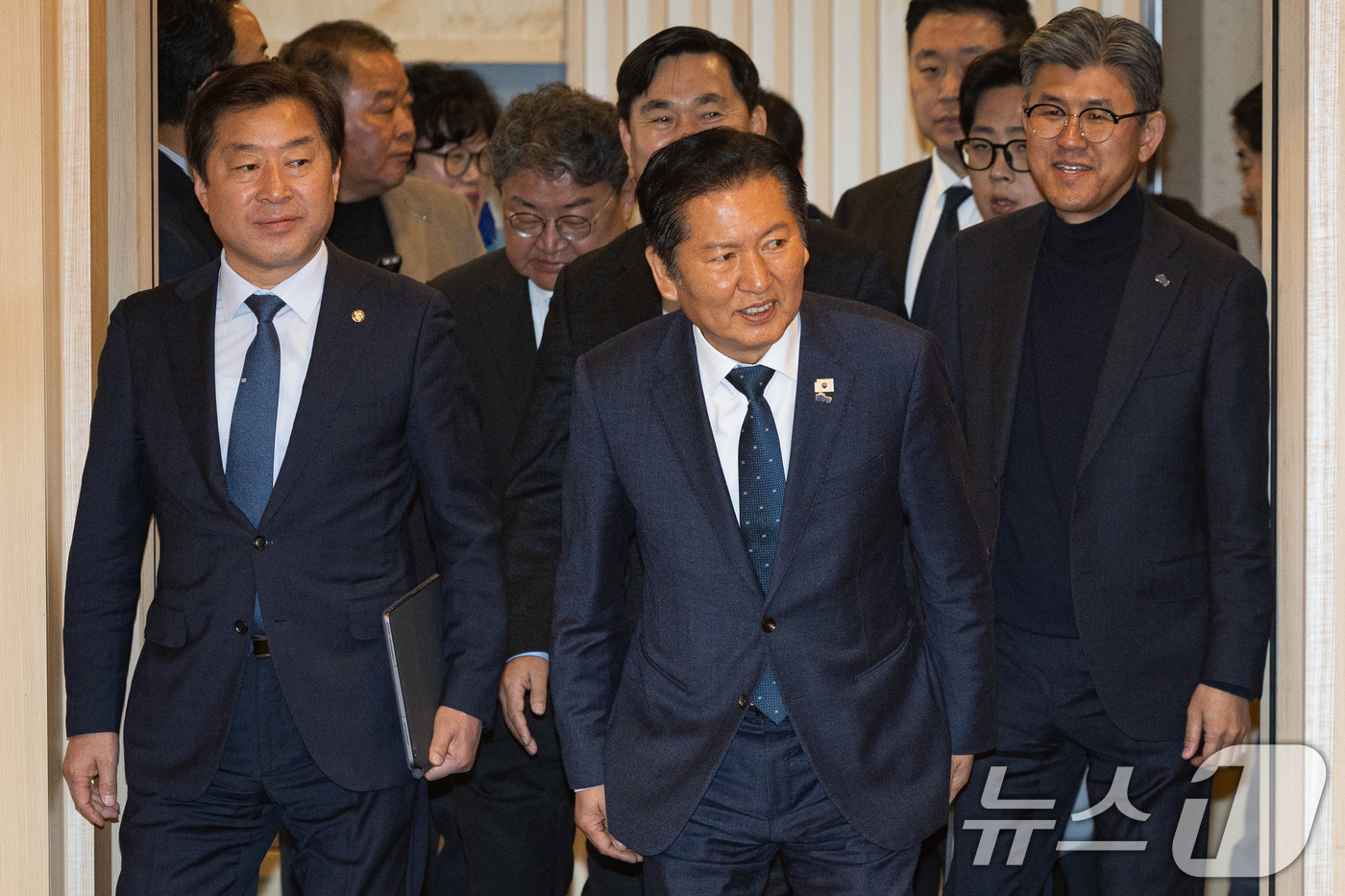 (철원=뉴스1) 유승관 기자 = 정청래 더불어민주당 대표가 1일 강원도 철원군 새마을금고 본점에서 열린 강원 민생 현장 최고위원회의에 참석하고 있다. 2026.4.1/뉴스1